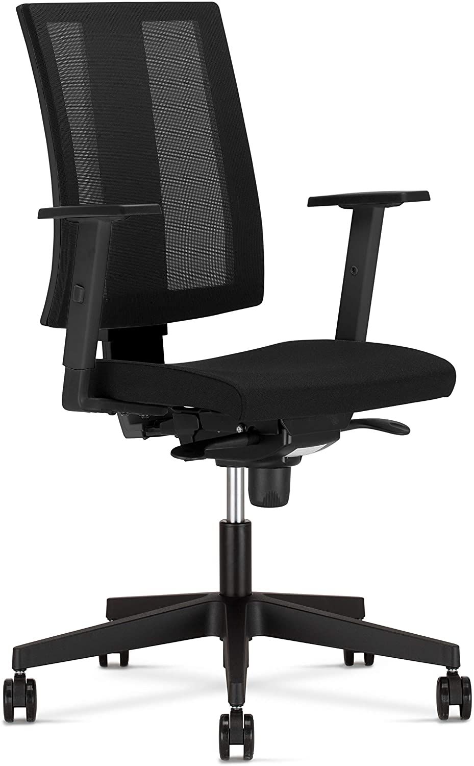Svart kontorstol med nettingrygg, justerbare armlener, sete og femkryssfot med hjul.