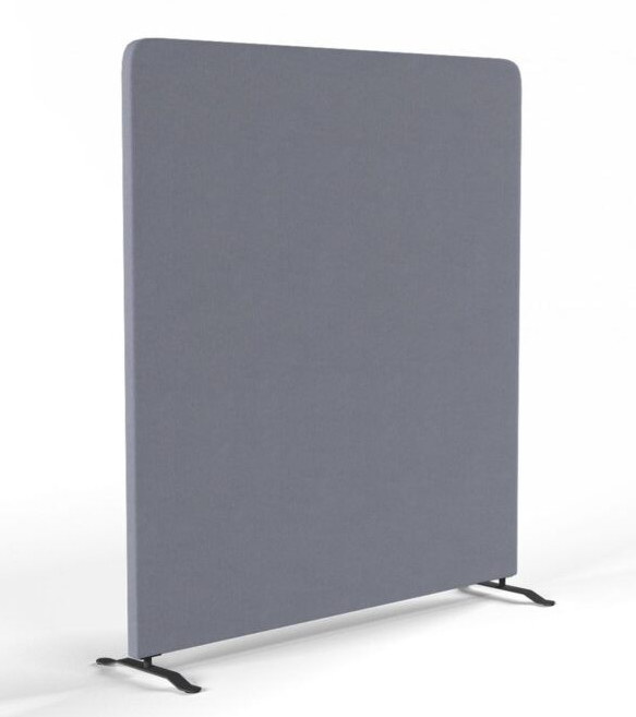 Grå romdeler i stoff med svarte føtter, stående på en hvit overflate.