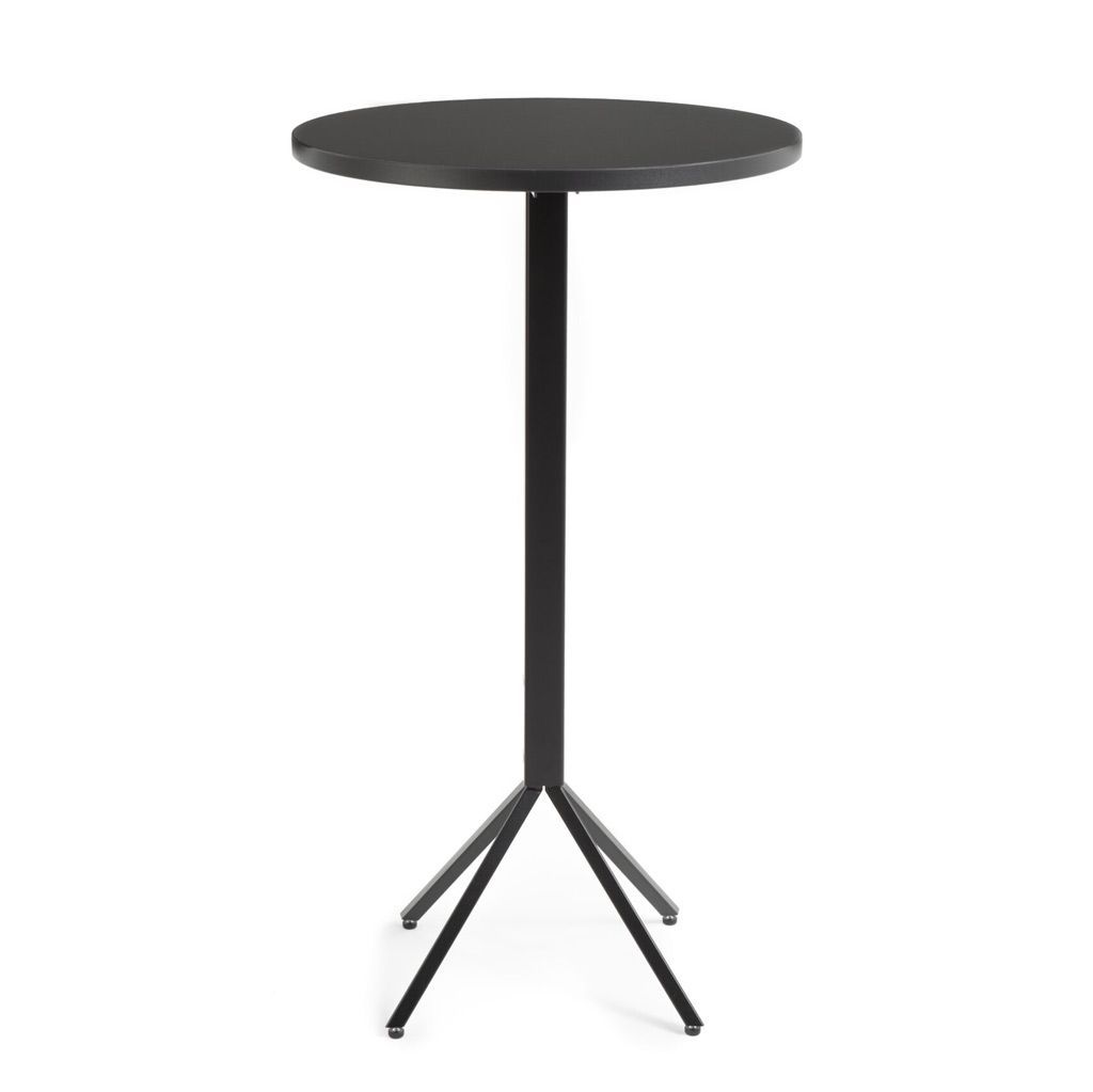 Svart høyt bord med rund bordplate og trekantet base på hvit bakgrunn.