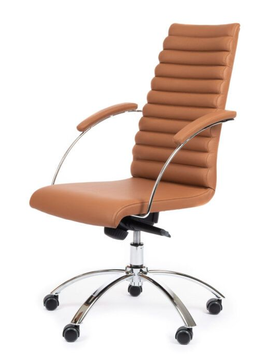 Brun kontorstol i skinn med ribbet rygg, krombase og armlener.