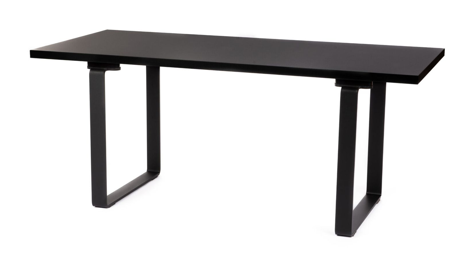 Svart rektangulært skrivebord med svarte metallben på hvit bakgrunn.