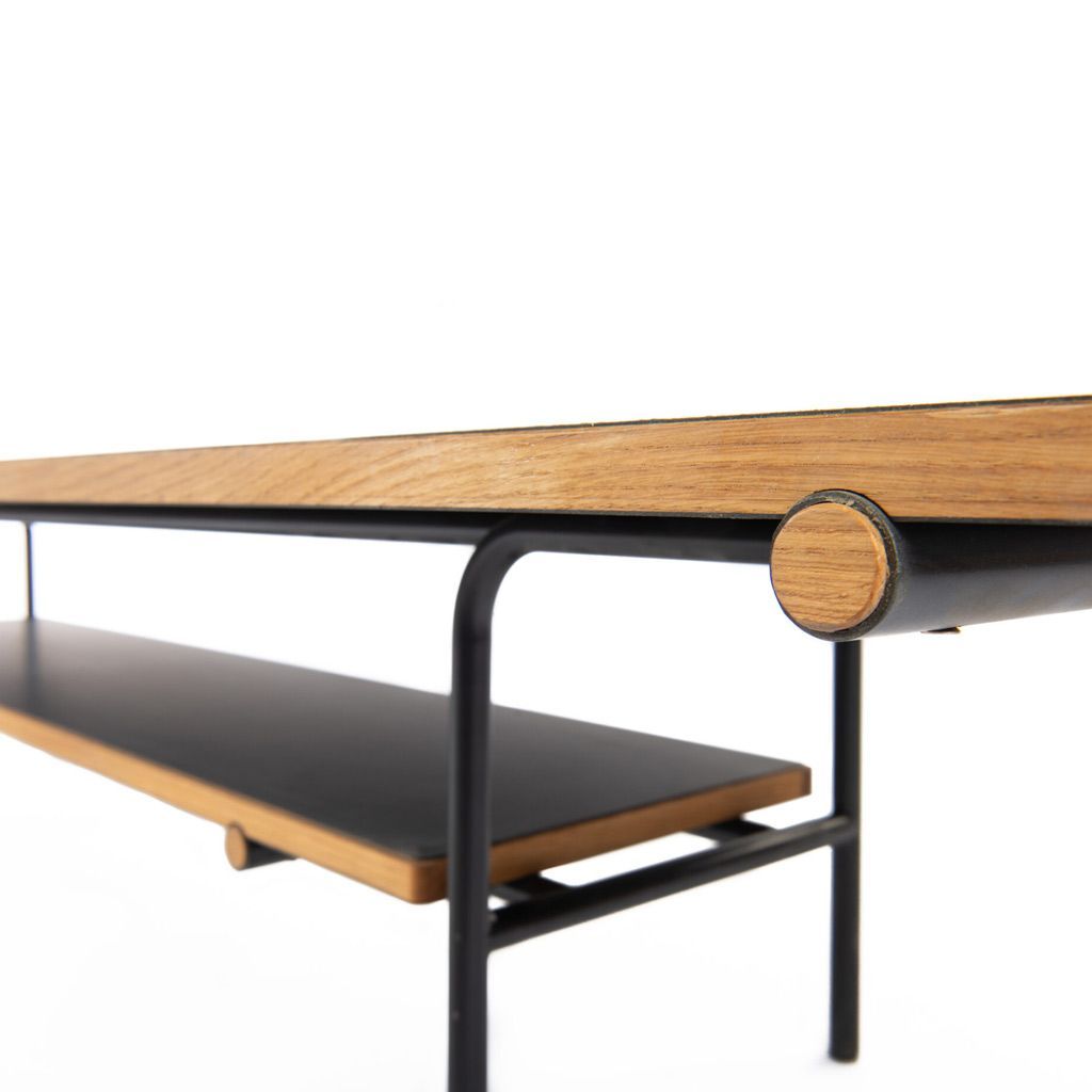 Benk i svart metall og tre med to hyller.