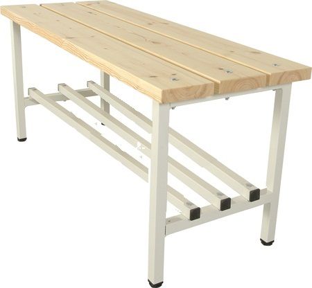 Trebenk med beige metallramme og skohylle.