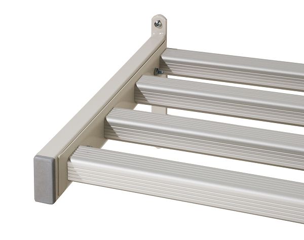 Skohylle i metall, off-white, montert på en hvit vegg. Har fire horisontale stenger.