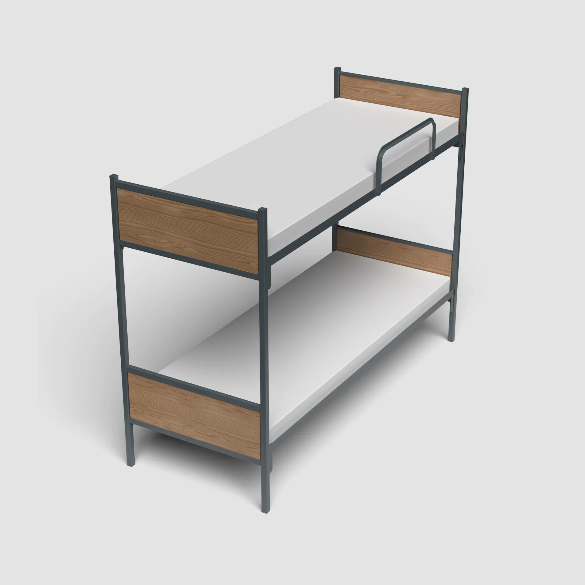 Køyeseng med to hvite madrasser, brune hodegjerder og en grå metallramme, på hvit bakgrunn.