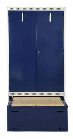 Blått garderobeskap med trebenk, plassert mot en hvit perforert ramme.