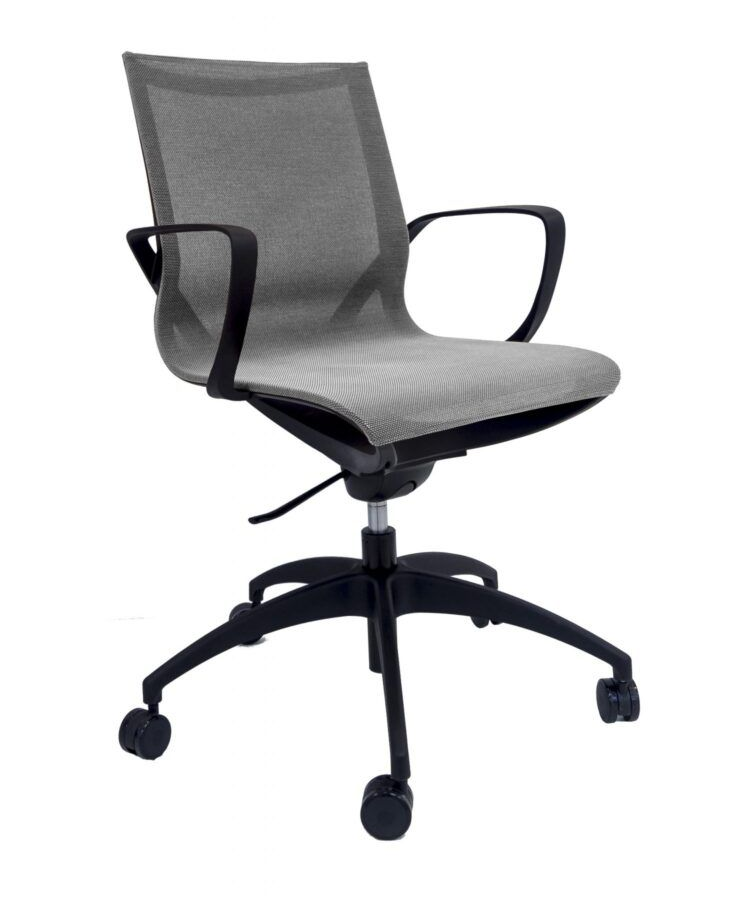 Grå kontorstol i netting med svarte armlener og understell på hjul.