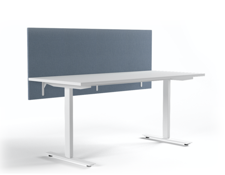 Hvitt høydejusterbart skrivebord med et blått stoffpanel; isolert på hvit bakgrunn.