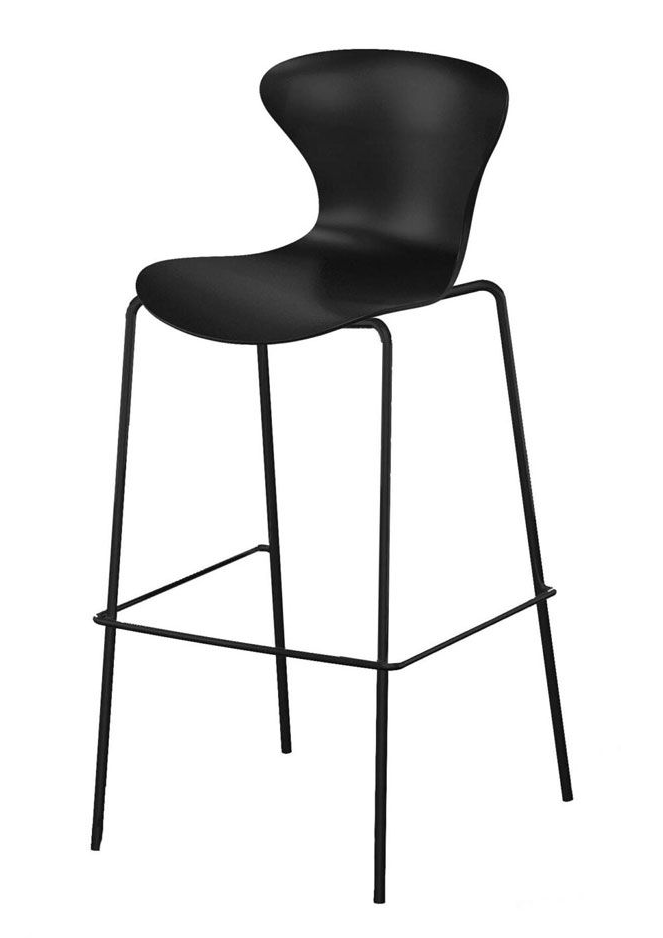 Svart barkrakk med konturert sete og rygg, metallben og fotstøtte.