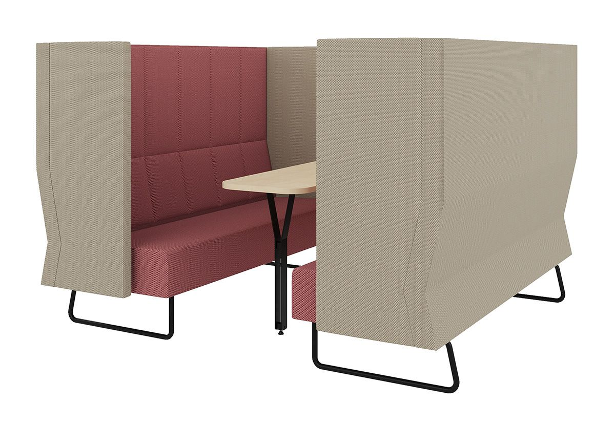 Bås med høye sider og rygg, røde puter, lite bord, brun utside og svarte ben.