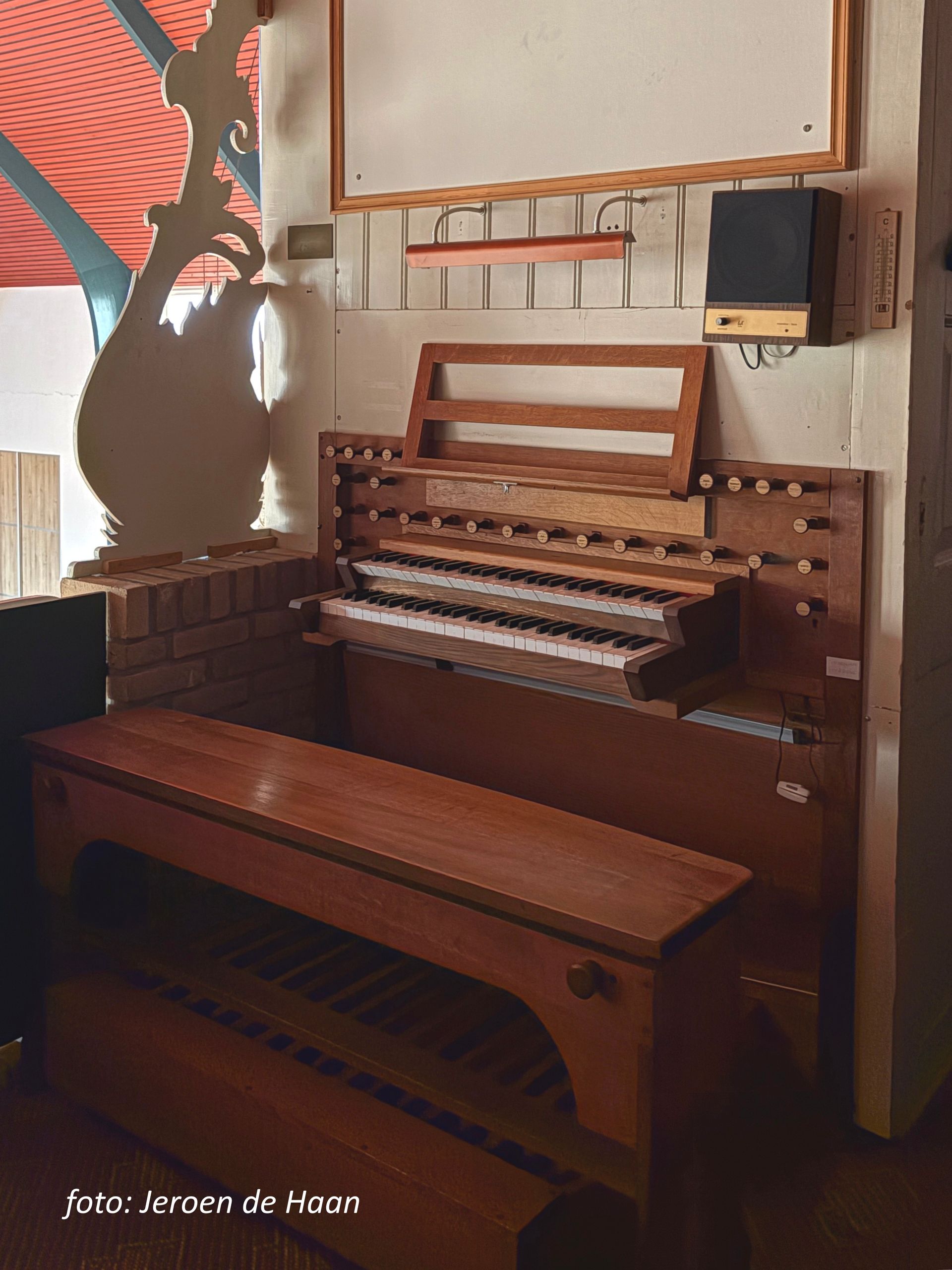 pijporgel, klavieren, pedalen en een lessenaar, achterzijde snijwerk