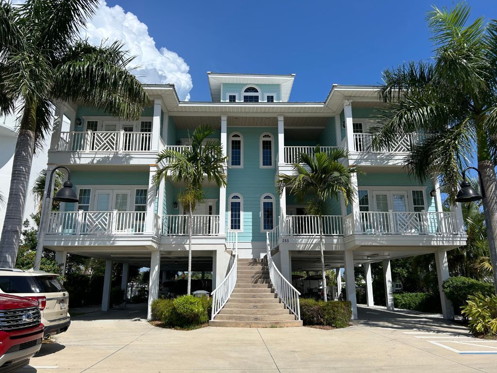 A bathroom with a sign that says rise and shine