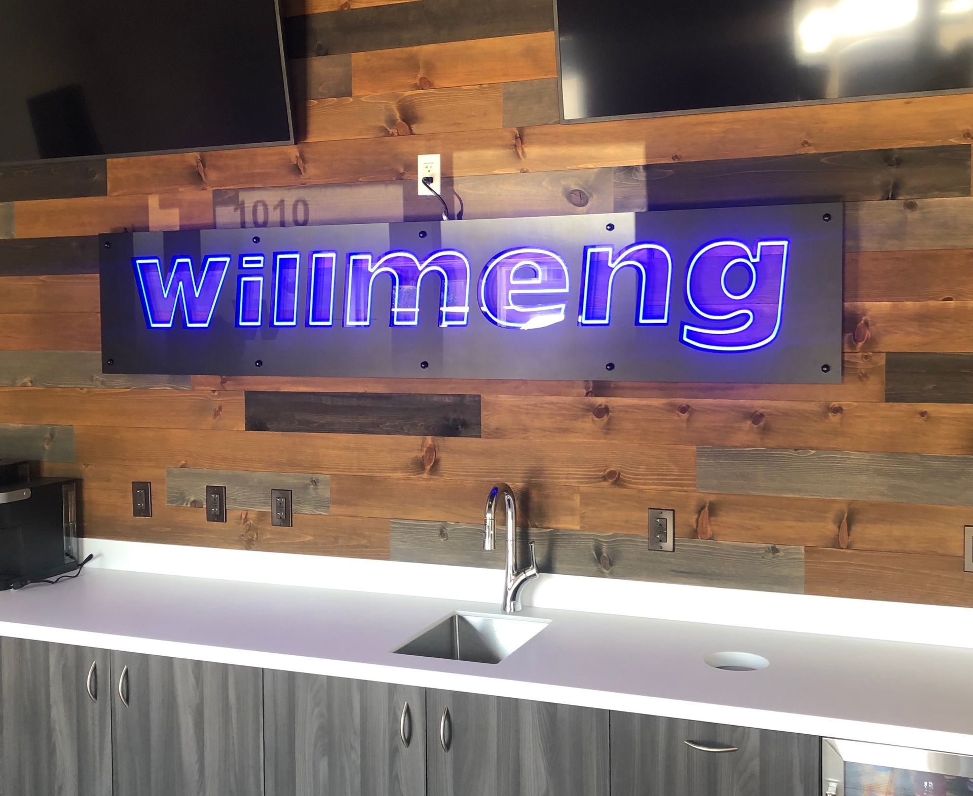 A kitchen with a sign that says willmeng