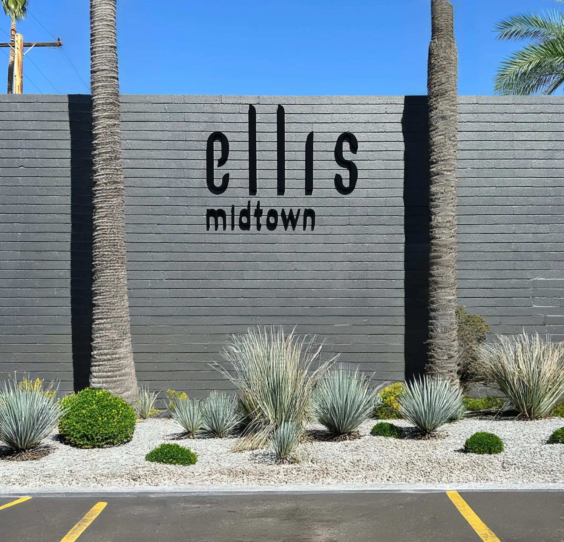 A sign that says ellis midtown on it