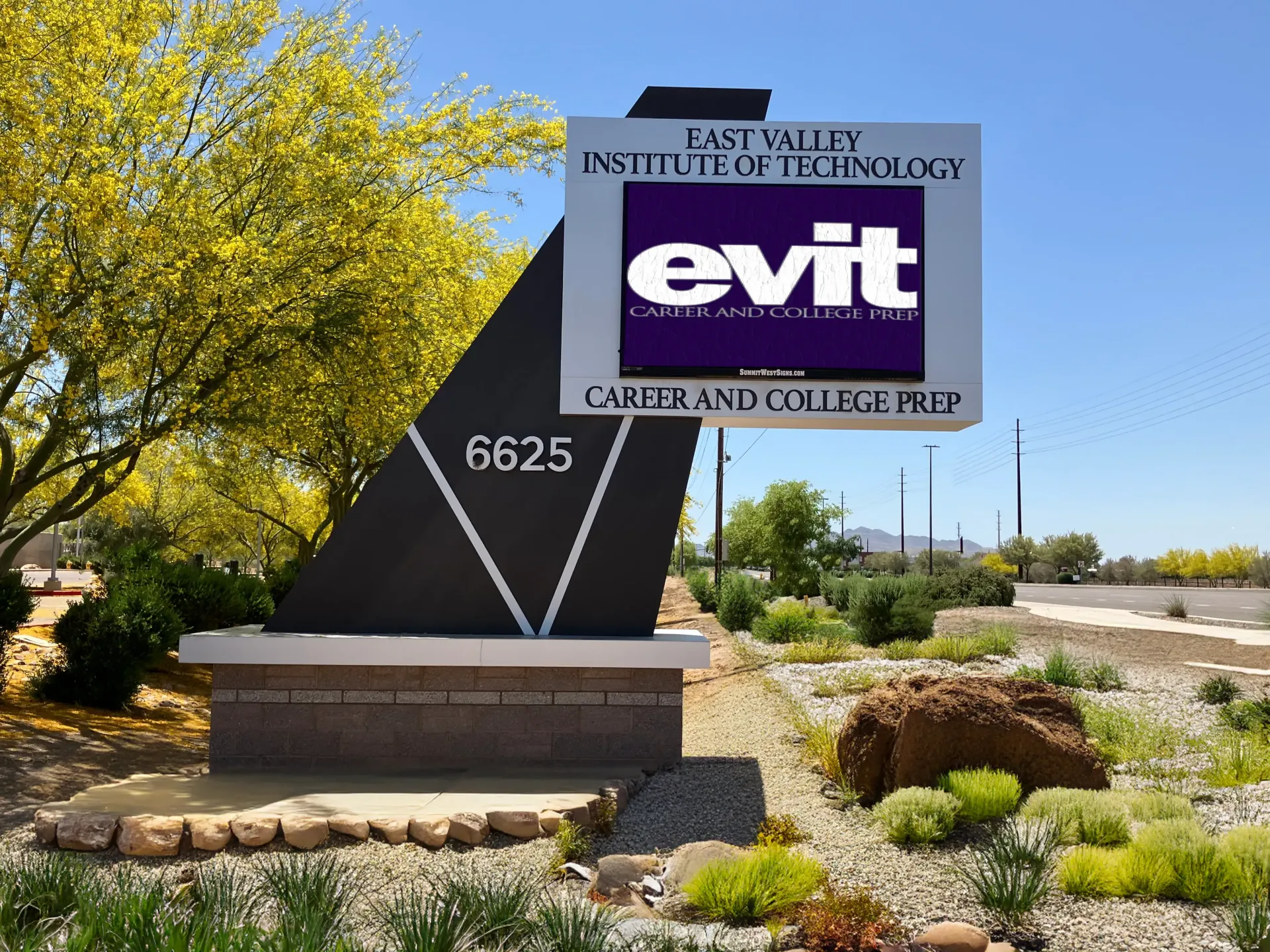 A large sign that says ' evit ' on it