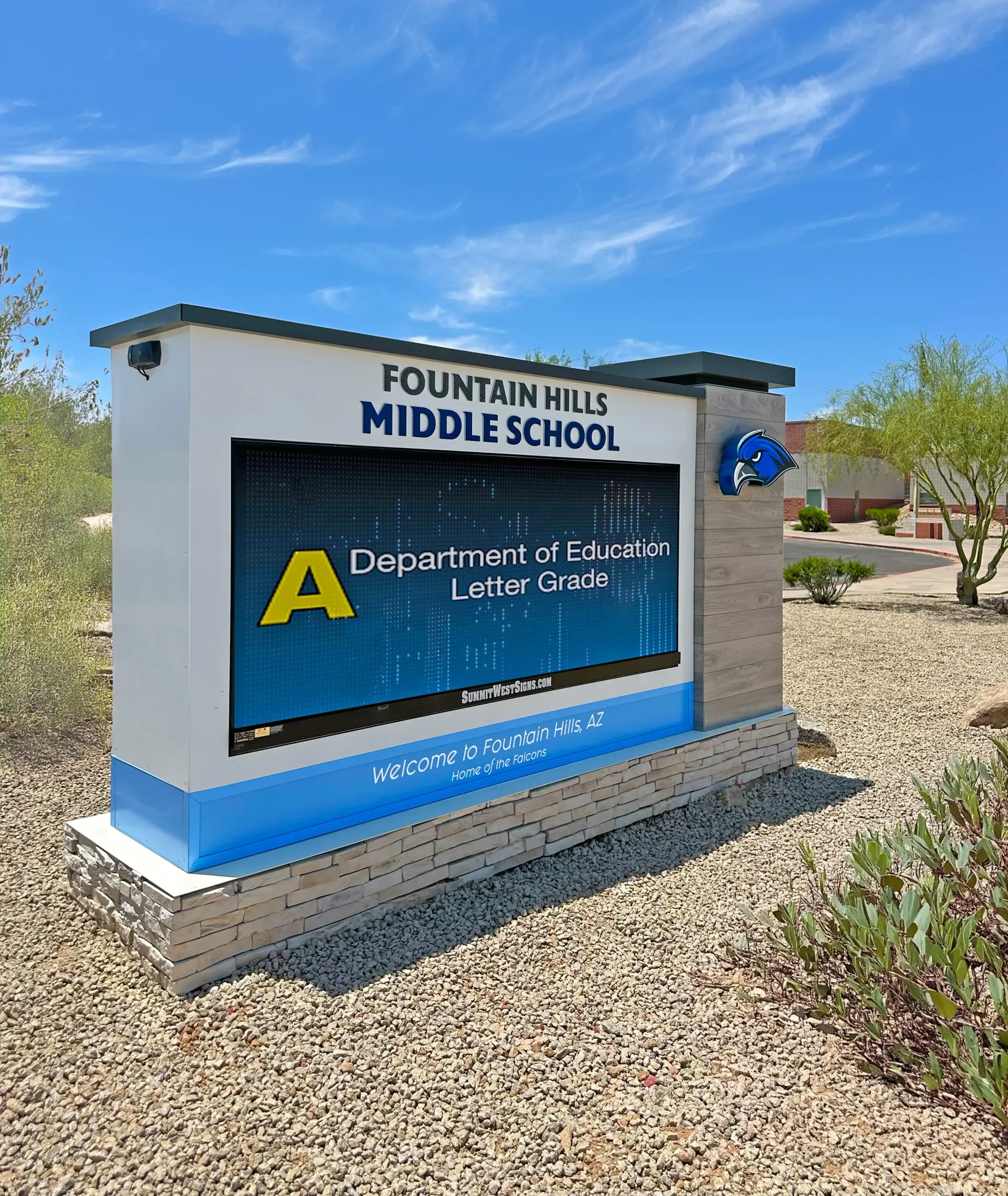 A sign that says fountain hills middle school on it