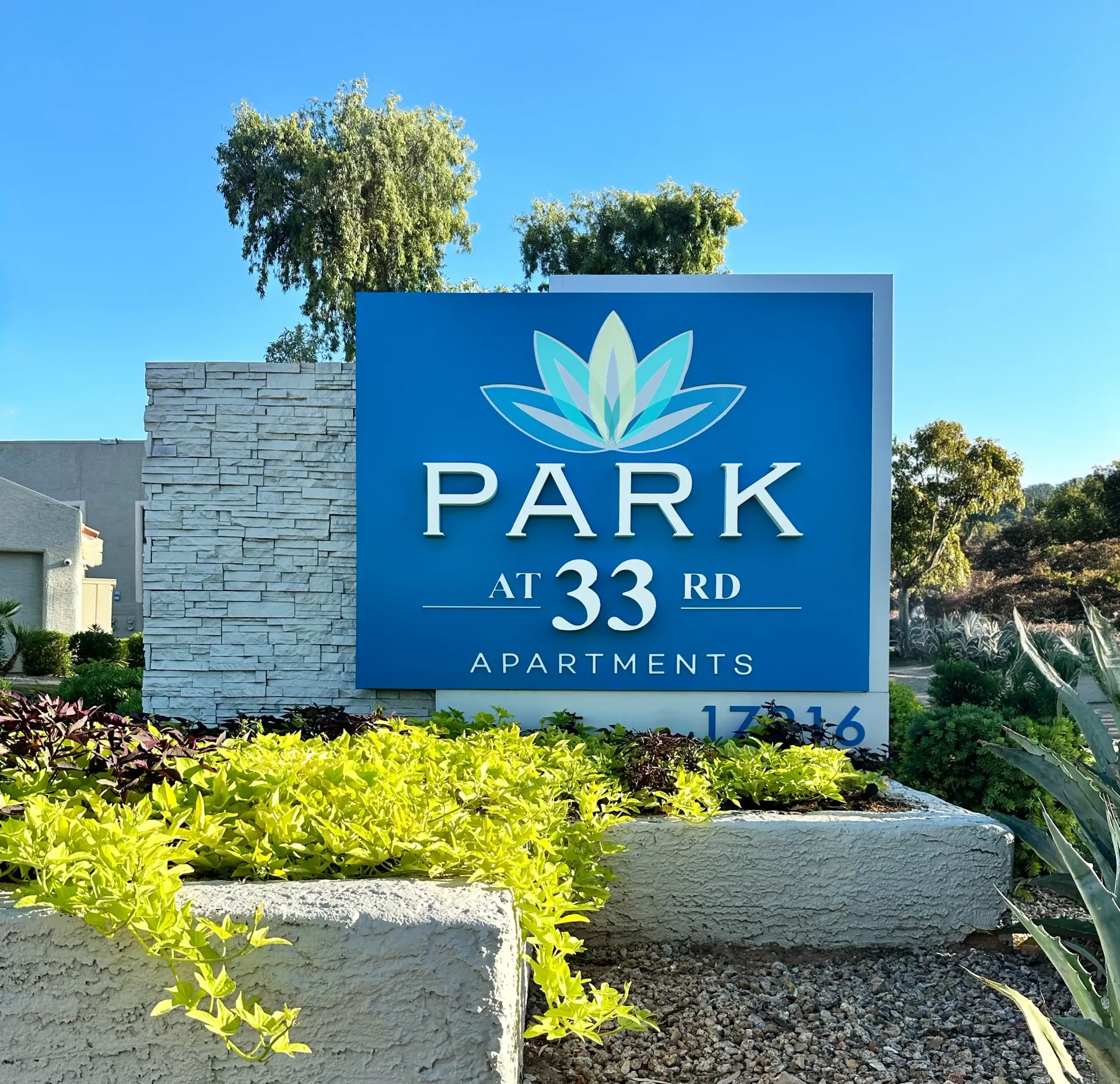 A blue sign for park at 33 apartments