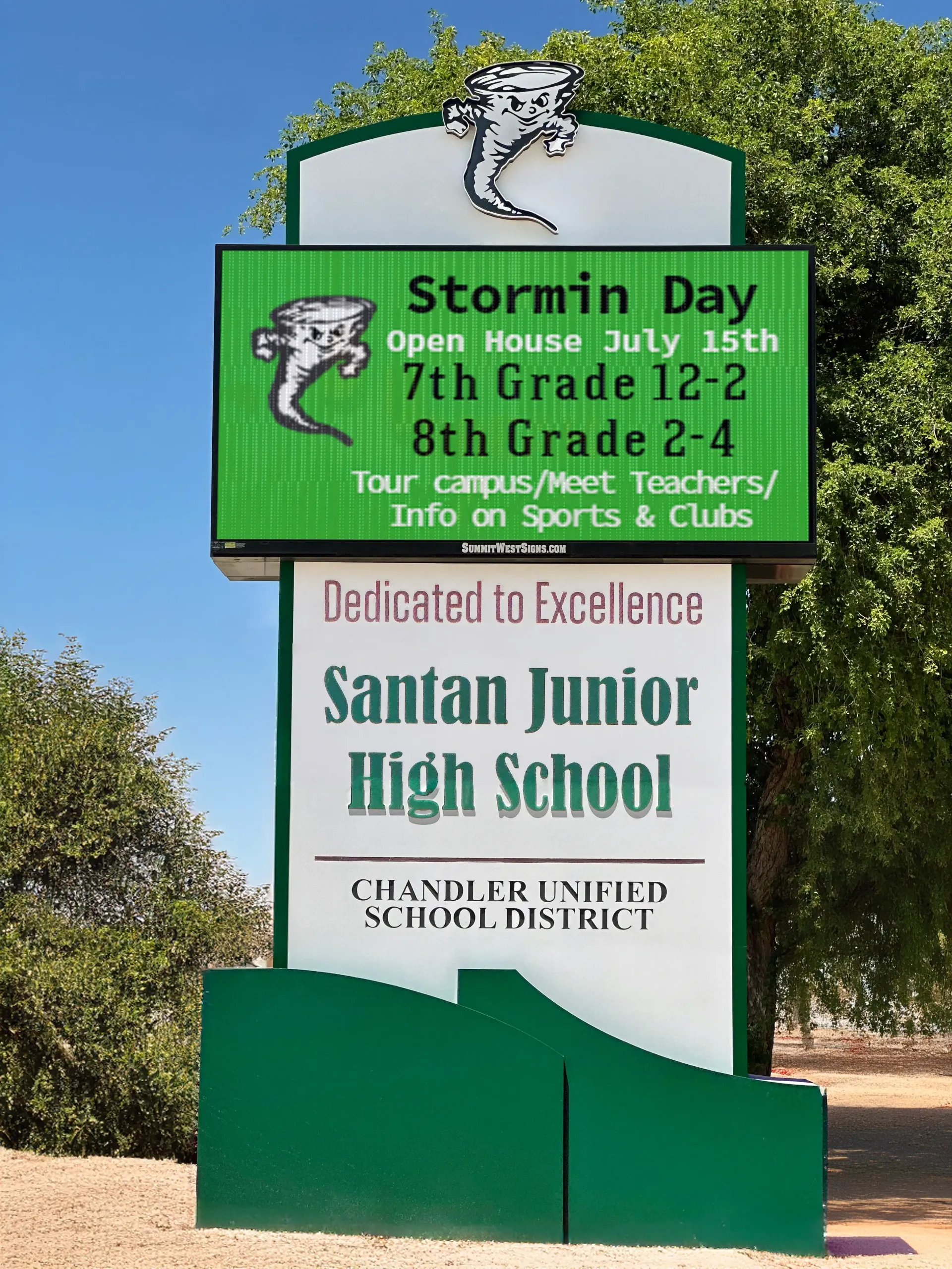 A green and white sign for sanlan junior high school