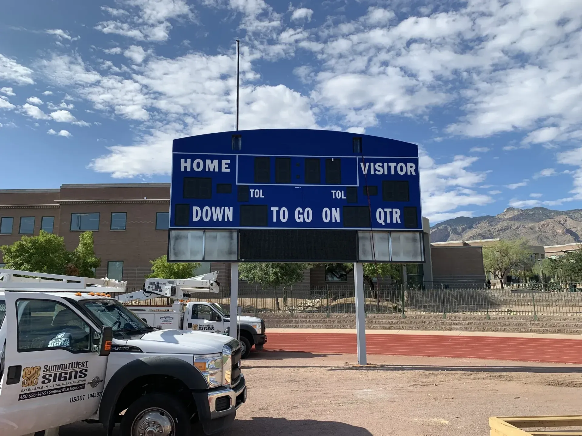 A blue scoreboard with the words home and visitor on it