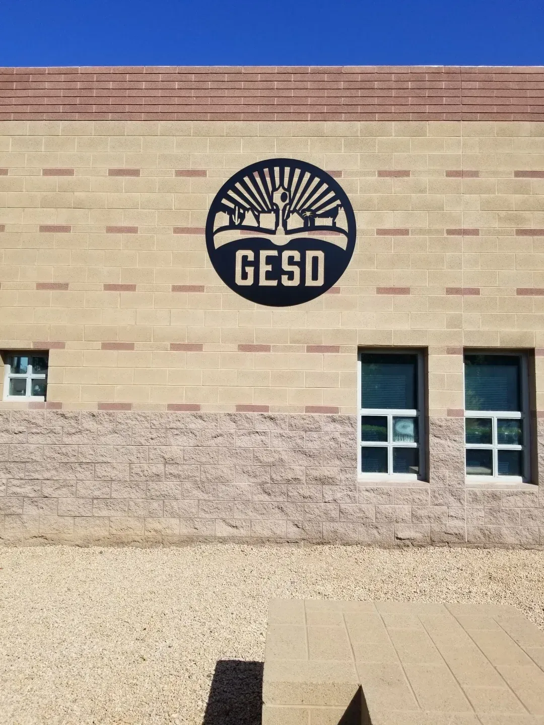 A brick building with a logo that says gesd on it