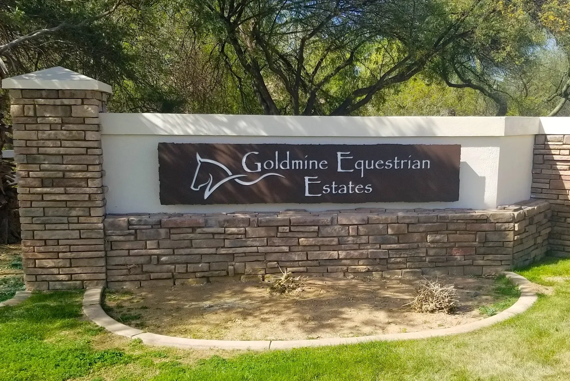 A sign that says goldmine equestrian estates on it