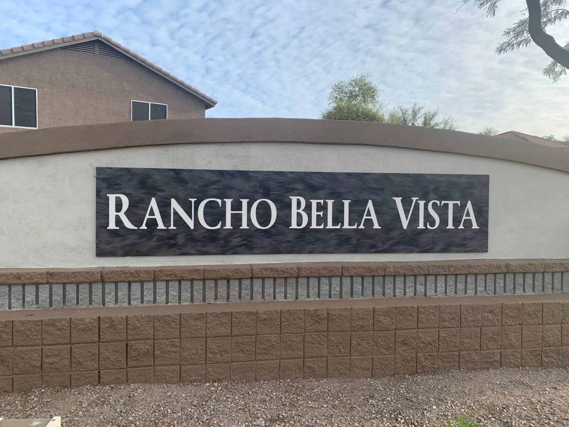 A sign that says rancho bella vista on it
