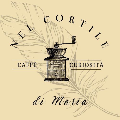 Logo per "Nel Cortile di Maria" raffigurante un macinacaffè vintage sopra una penna d'oca su sfondo beige.