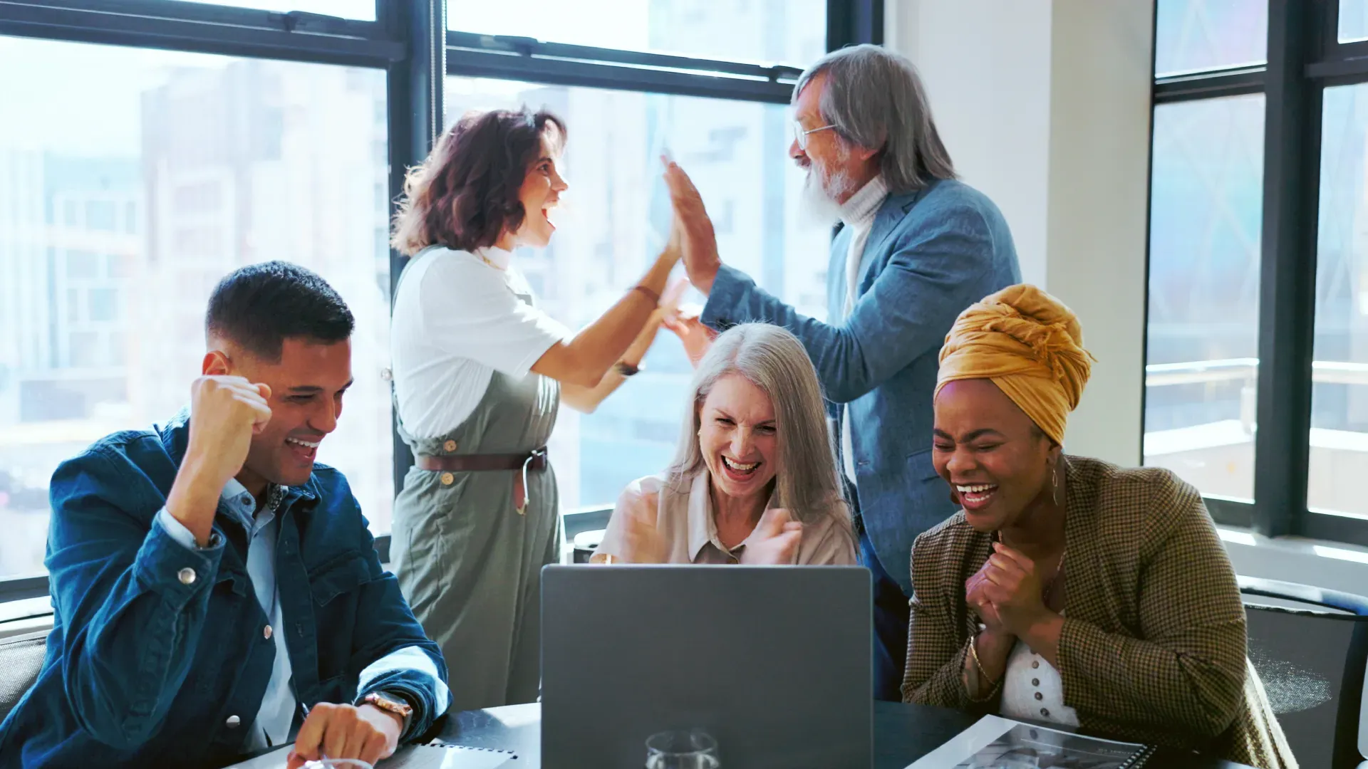 Equipe de trabalho comemorando geração de leads B2B