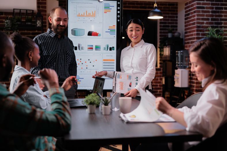 Equipe reunida discutindo estratégia de Inbound Marketing para B2B