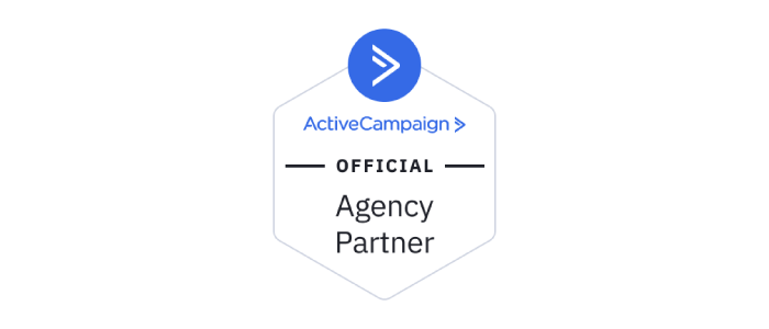 logo active campaign agency partner, selo da aceleradora de marketing digital corre mkt