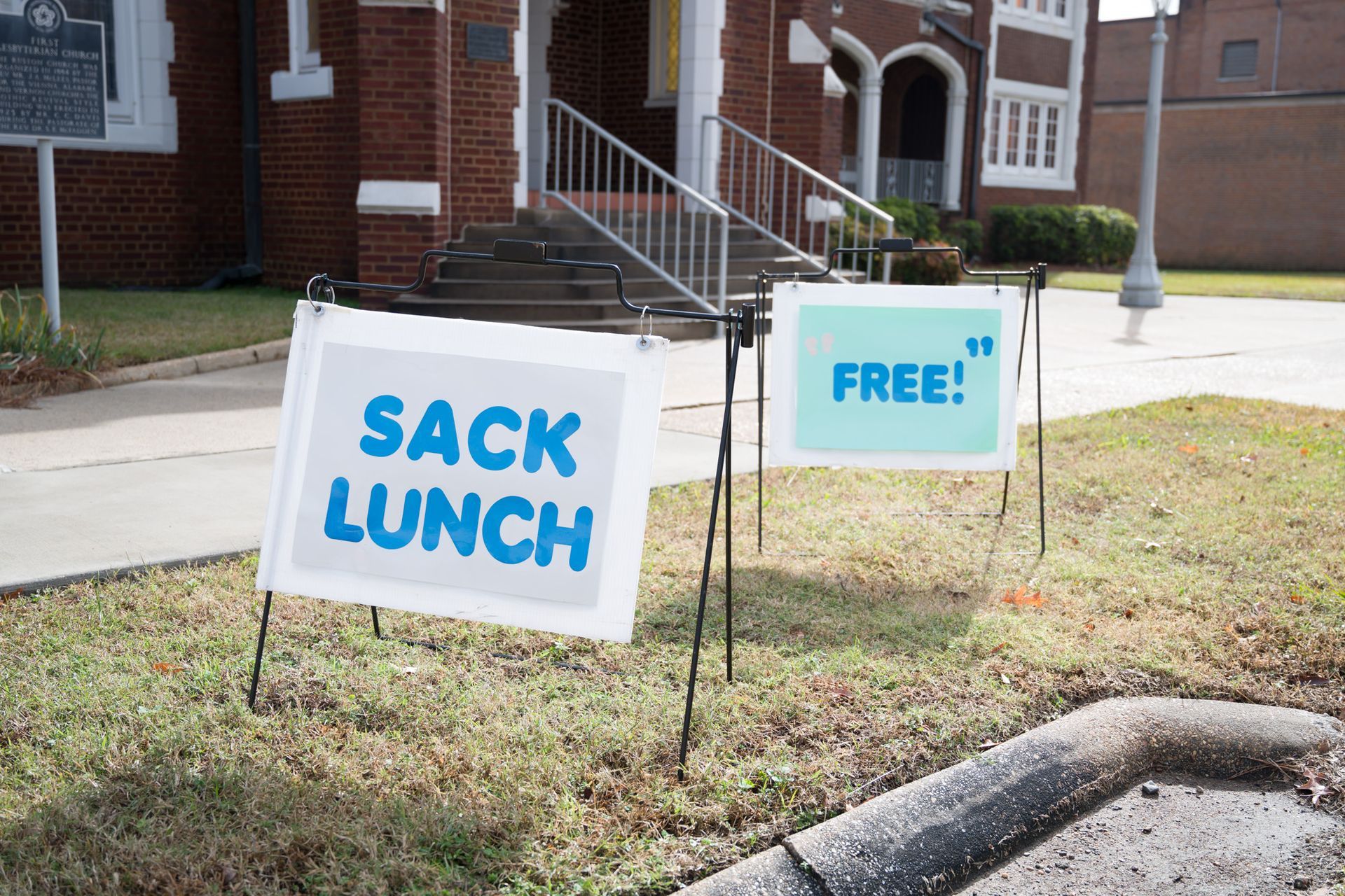 A sign that says sack lunch on it