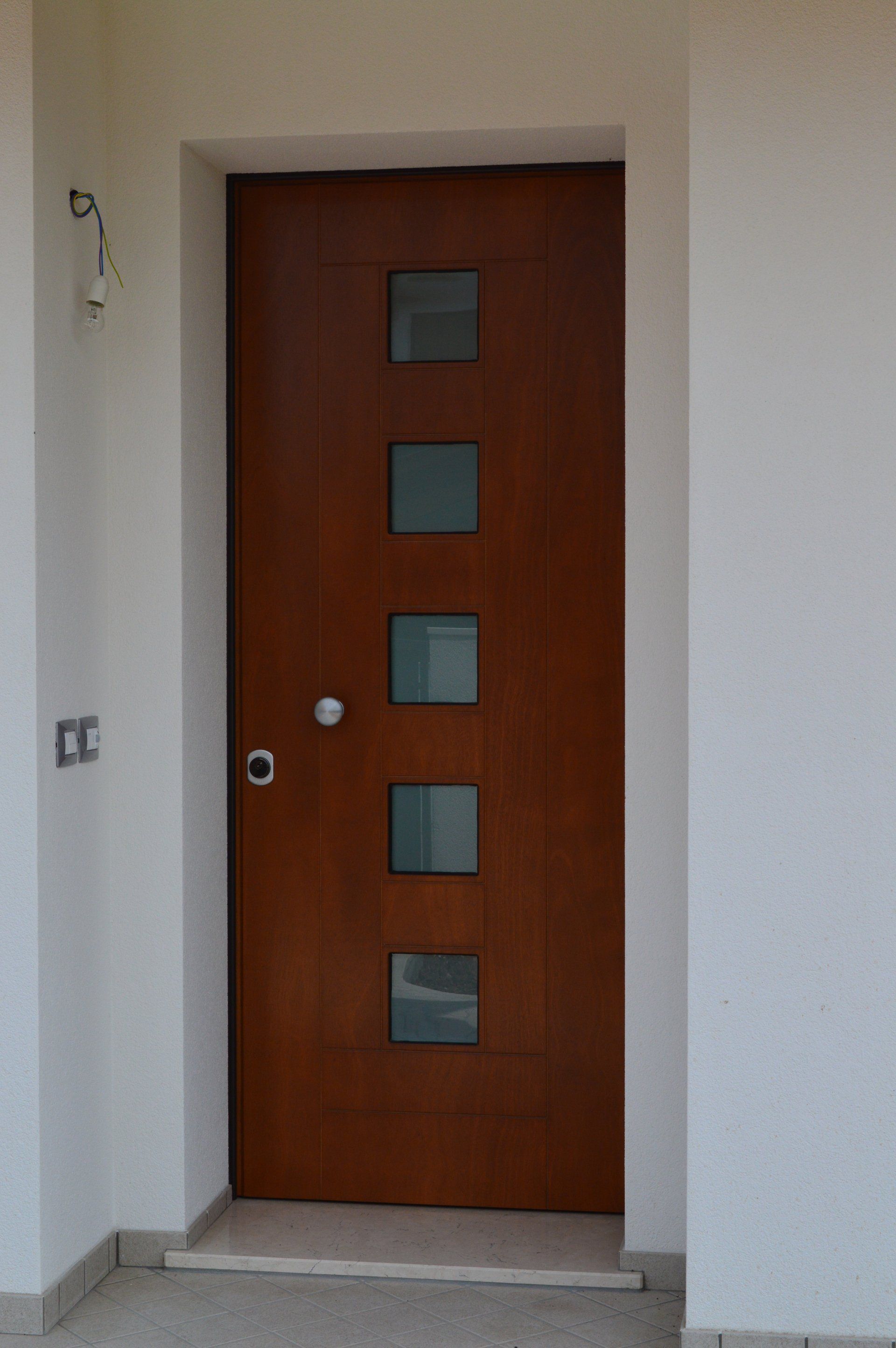 Una porta di legno con finestre quadrate