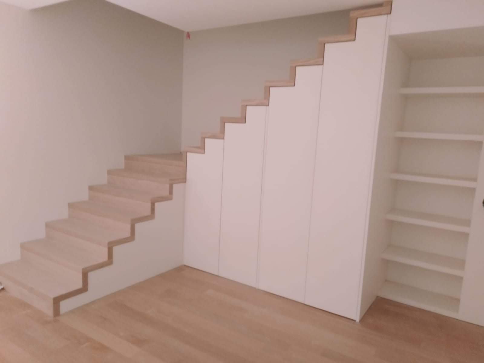 Scale in legno per interni a Pordenone con mobile