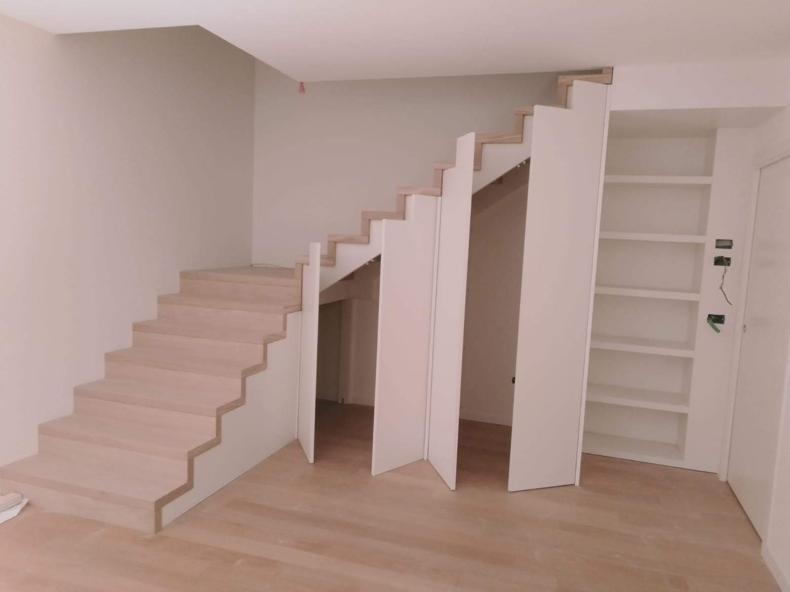 Scale in legno per interni a Pordenone con mobile aperto