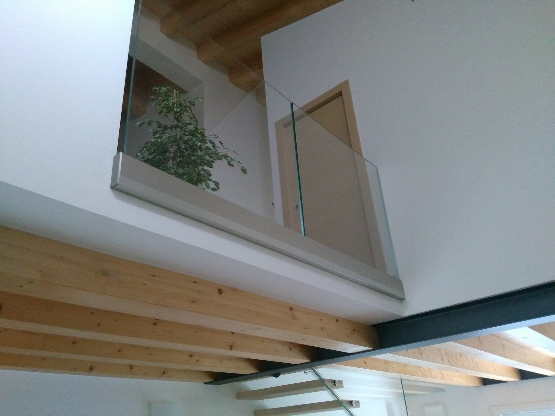 Scale in legno per interni a Pordenone con parapetto