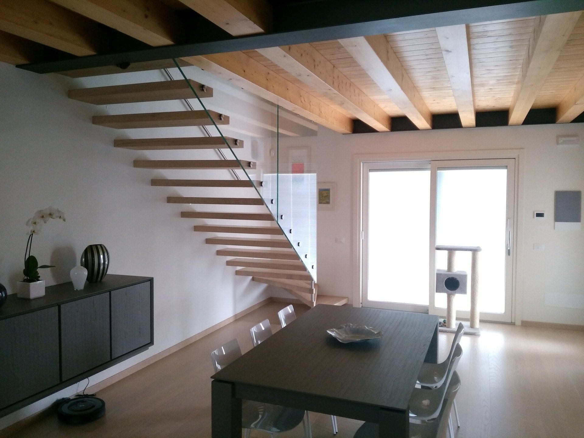 Scale in legno per interni a Pordenone con parapetto in vetro