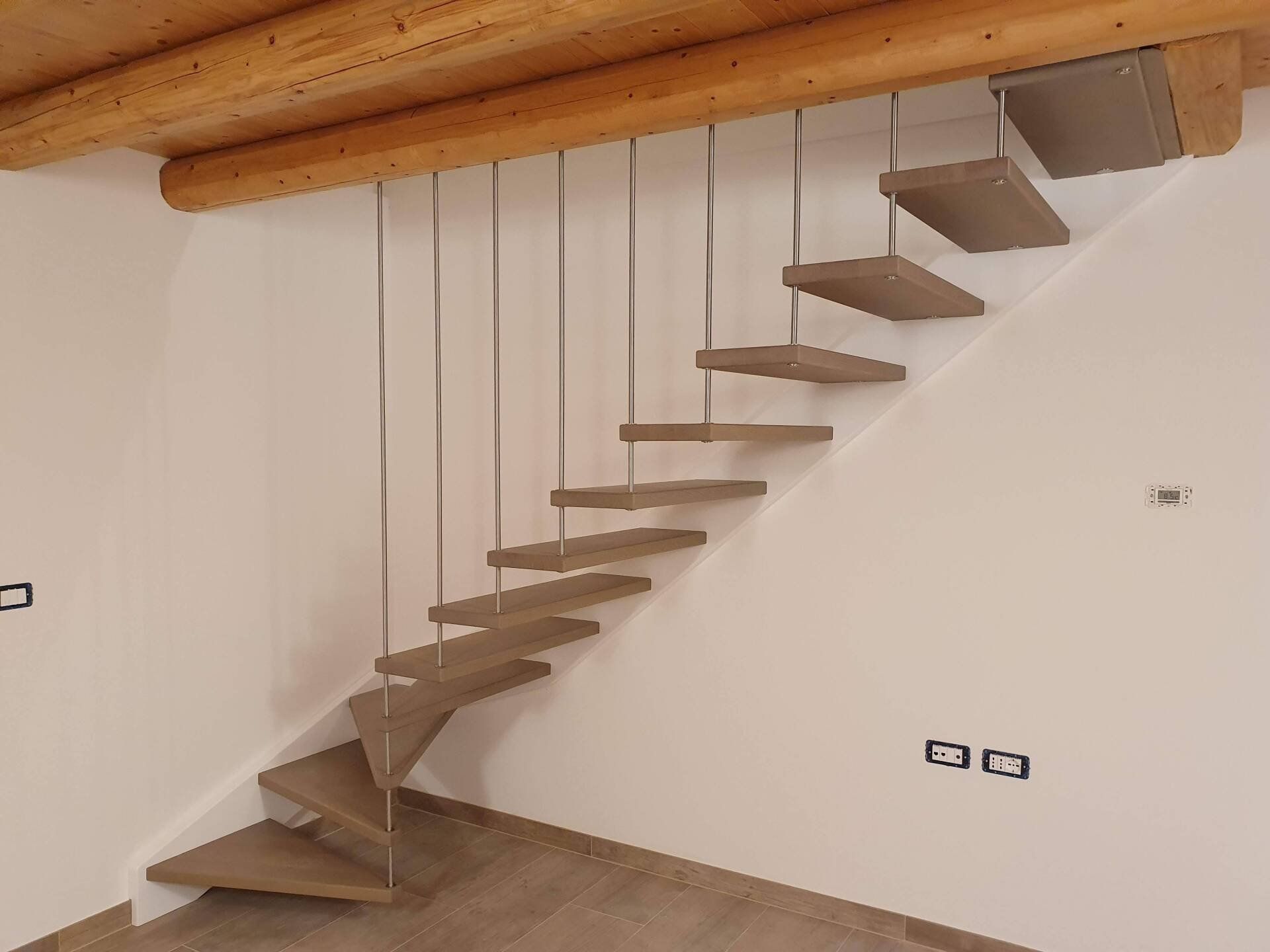 Scale in legno per interni a Pordenone con ringhiera