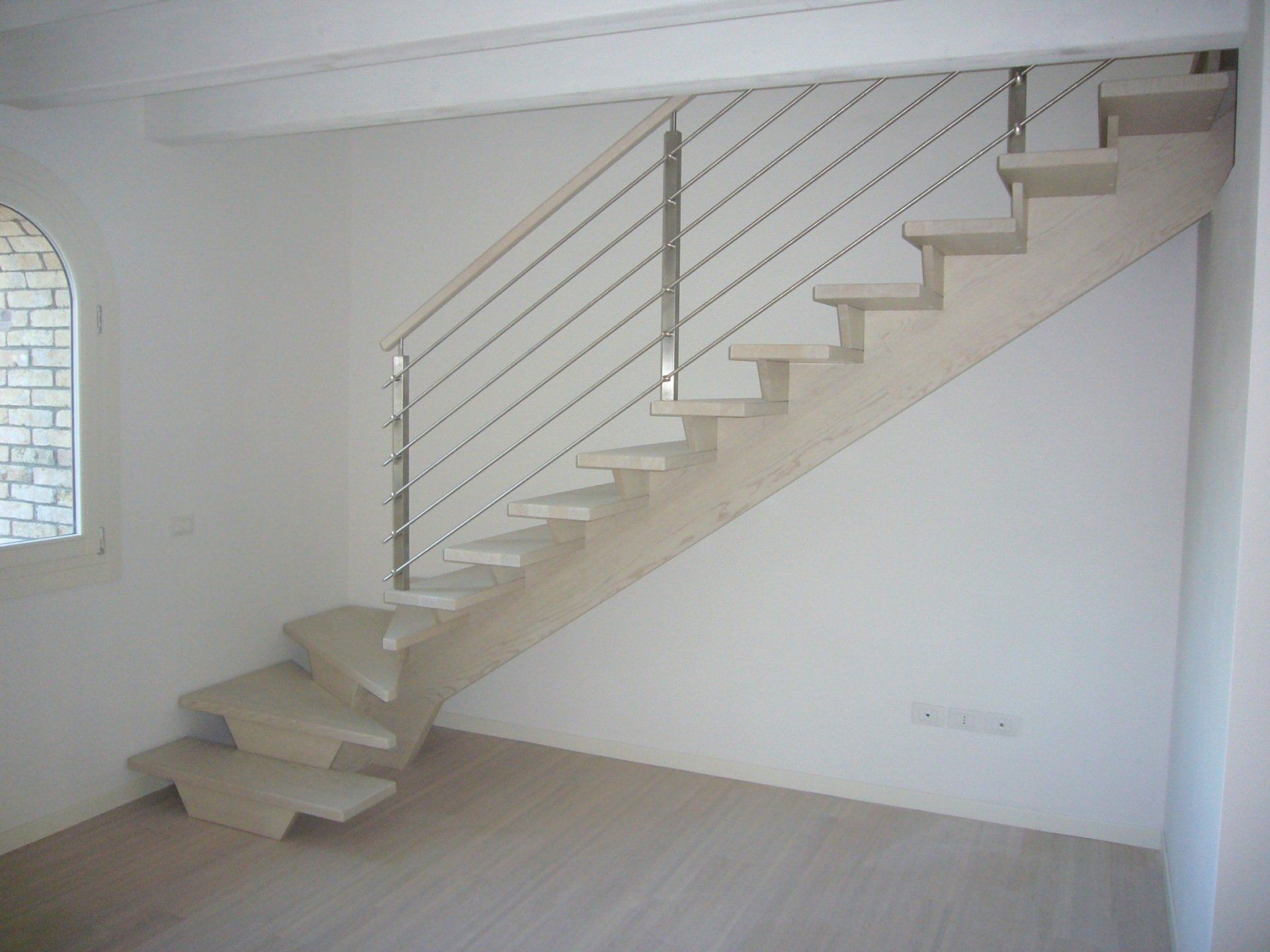 Scale in legno per interni a Pordenone con ringhiera in acciaio