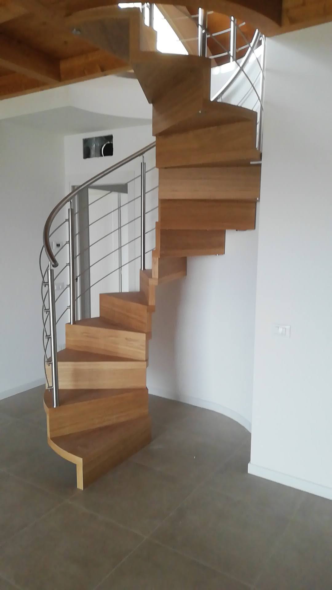 Scale in legno per interni a Pordenone a chiocciola