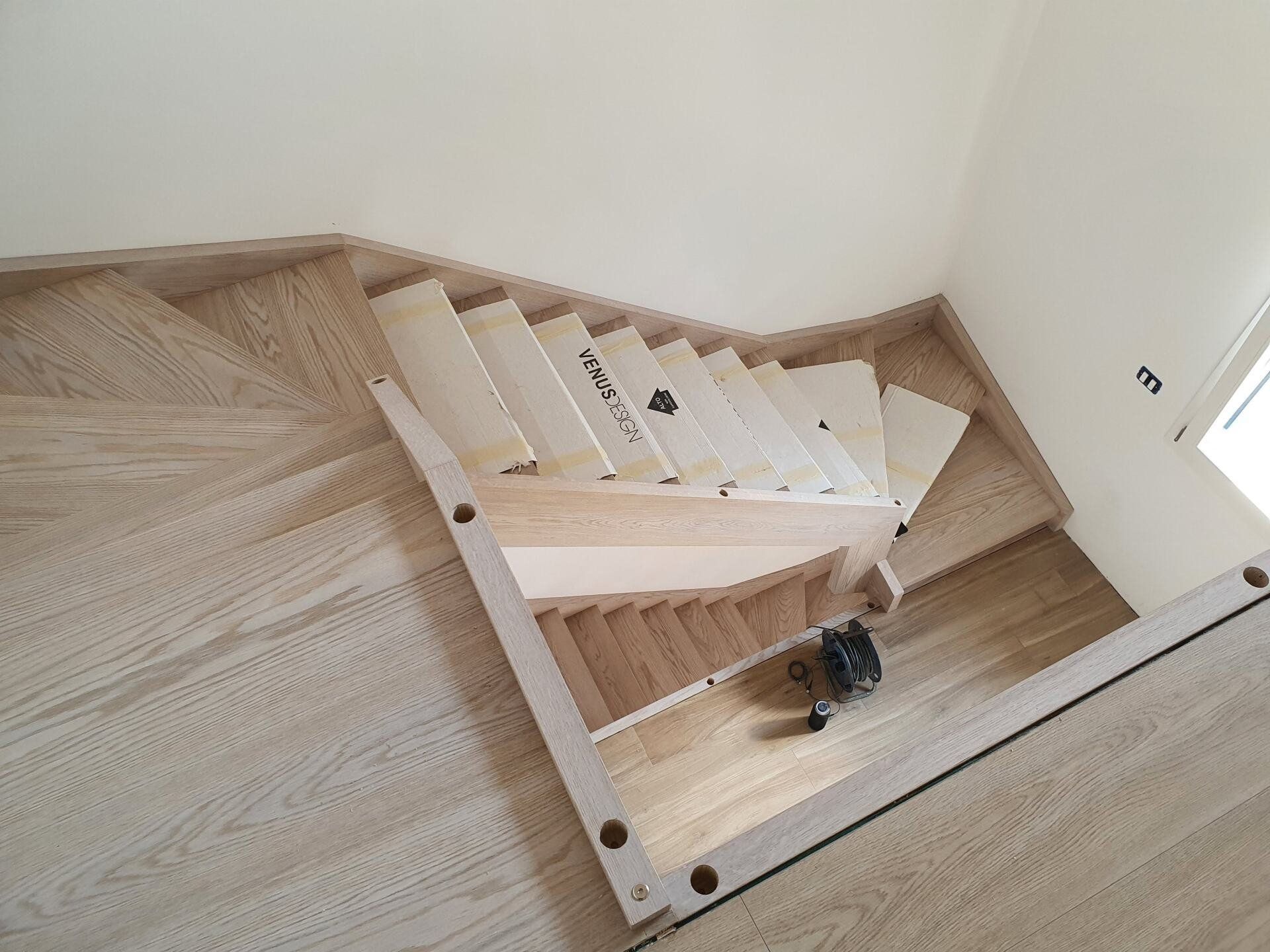 In una casa viene costruita una scala di legno.