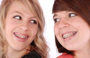 chicas con ortodoncia