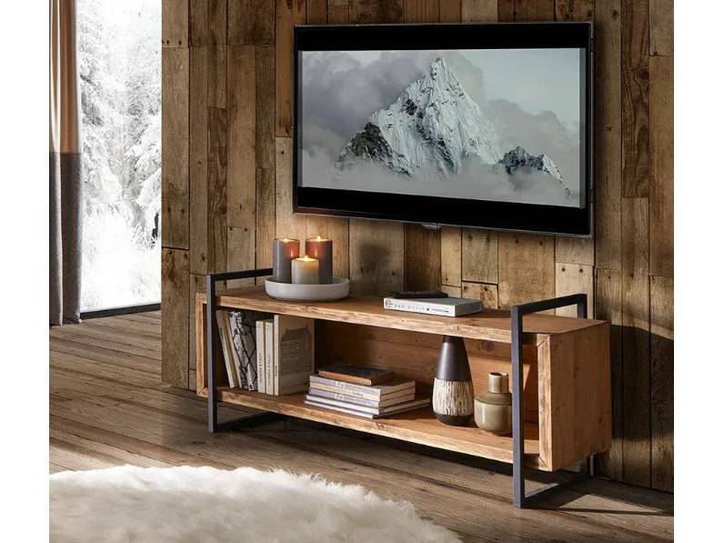 Una TV a schermo piatto è appesa a una parete di legno sopra un mobile porta TV sempre in legno.