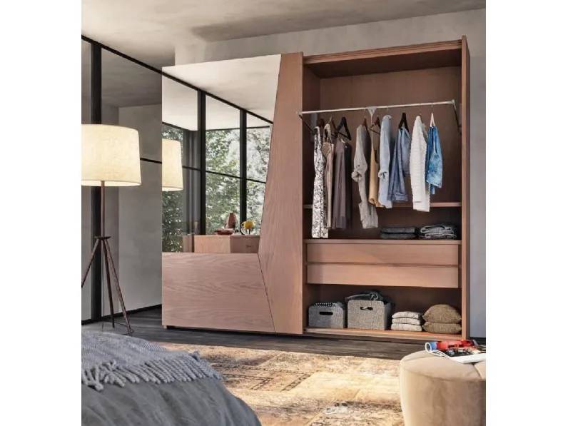 Una camera da letto con un grande armadio e uno specchio