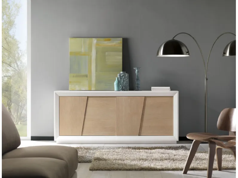 Un soggiorno con un divano e una lampada