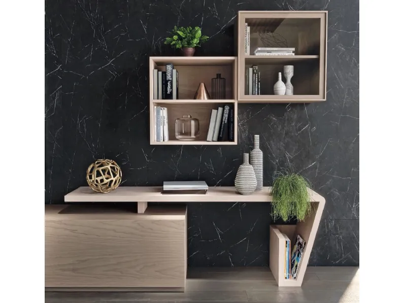 Una stanza con una scrivania e degli scaffali sul muro.