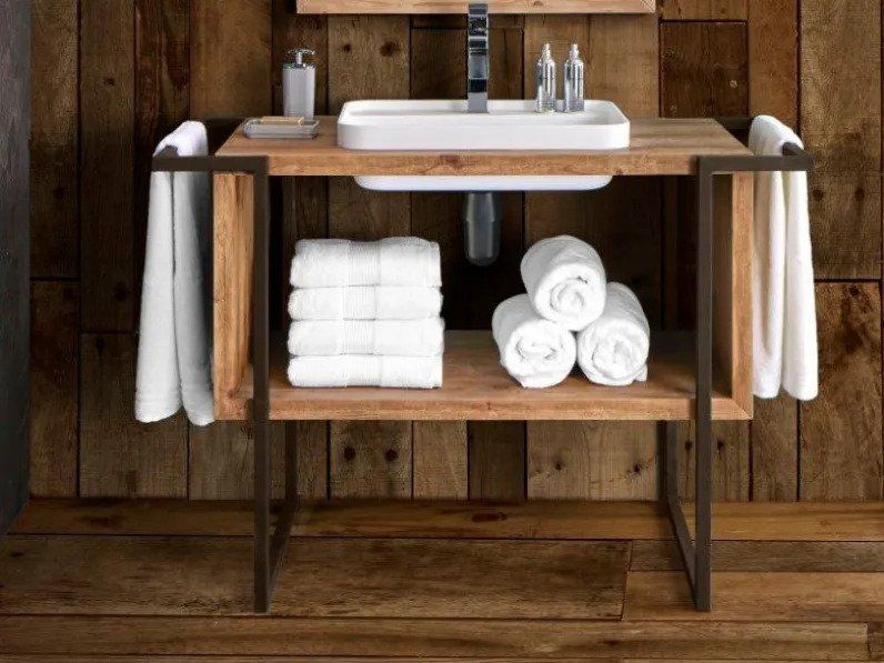 Un mobiletto del bagno con lavandino e asciugamani sopra