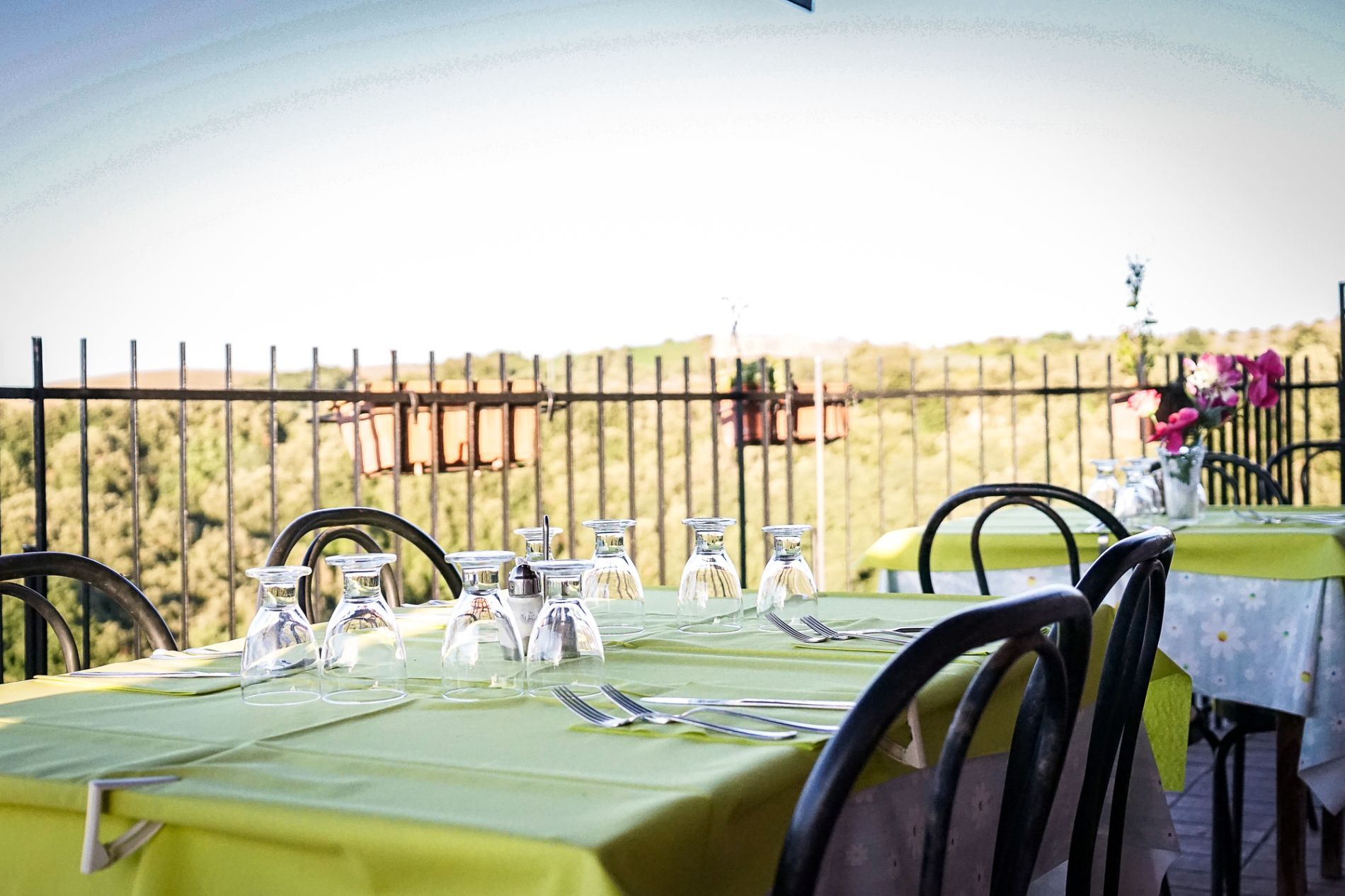 tavoli all'aperto del ristorante