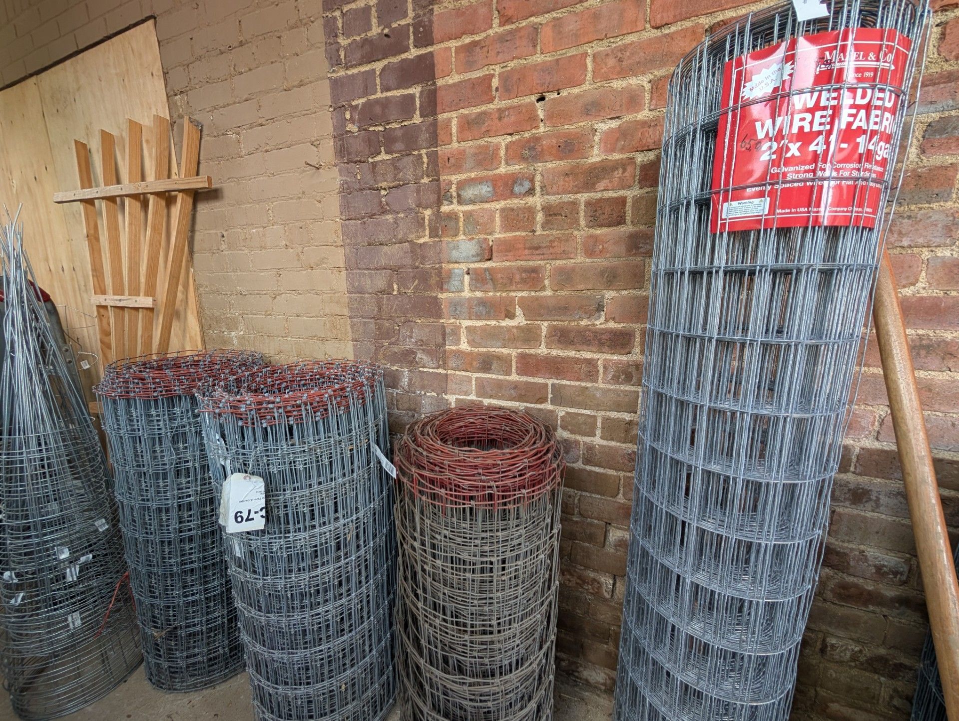 A small chicken coop is sitting on top of a wooden pallet.