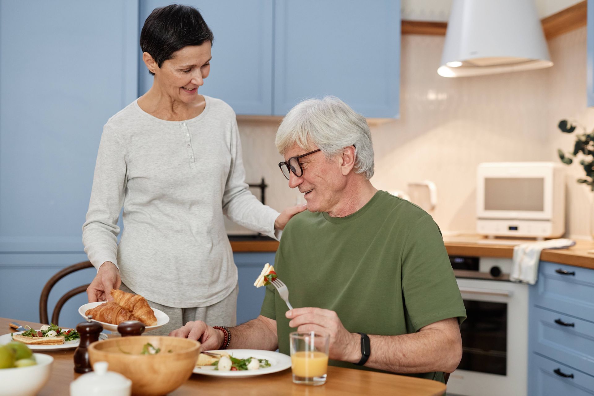 Older adults enjoying a healthy breakfast in their kitchen at Family Choice Home Care near Lexington