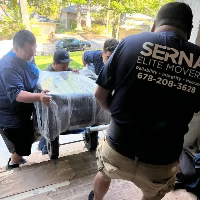 A man wearing a shirt that says serna elite movers